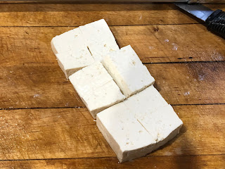 Rinse the tofu and cut into small pieces.