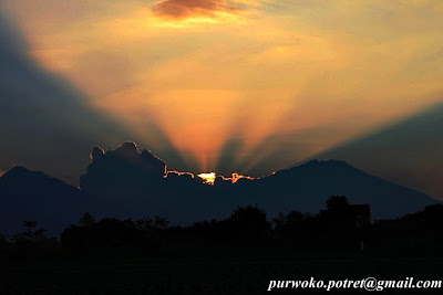 Dunia Foto: Sunset Diantara Gunung Merapi & Merbabu