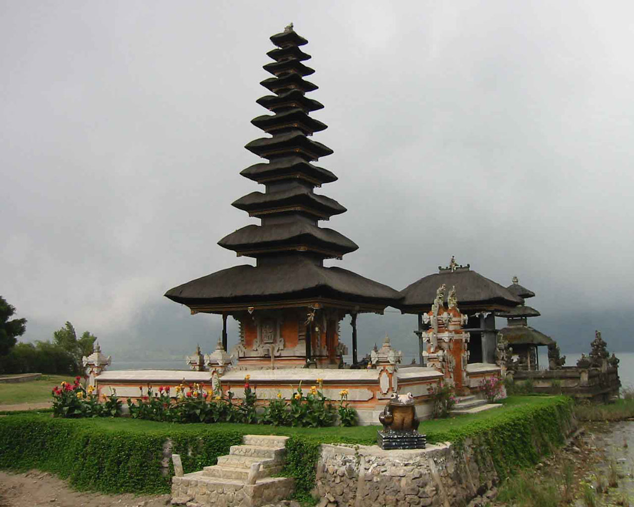 [Bali-temple-wallpaper-01-1280.jpg]. Bali has a number of important sea 