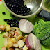 Minestra di fagioli neri con cavolo broccolo. Una minestra col baffo
;-)