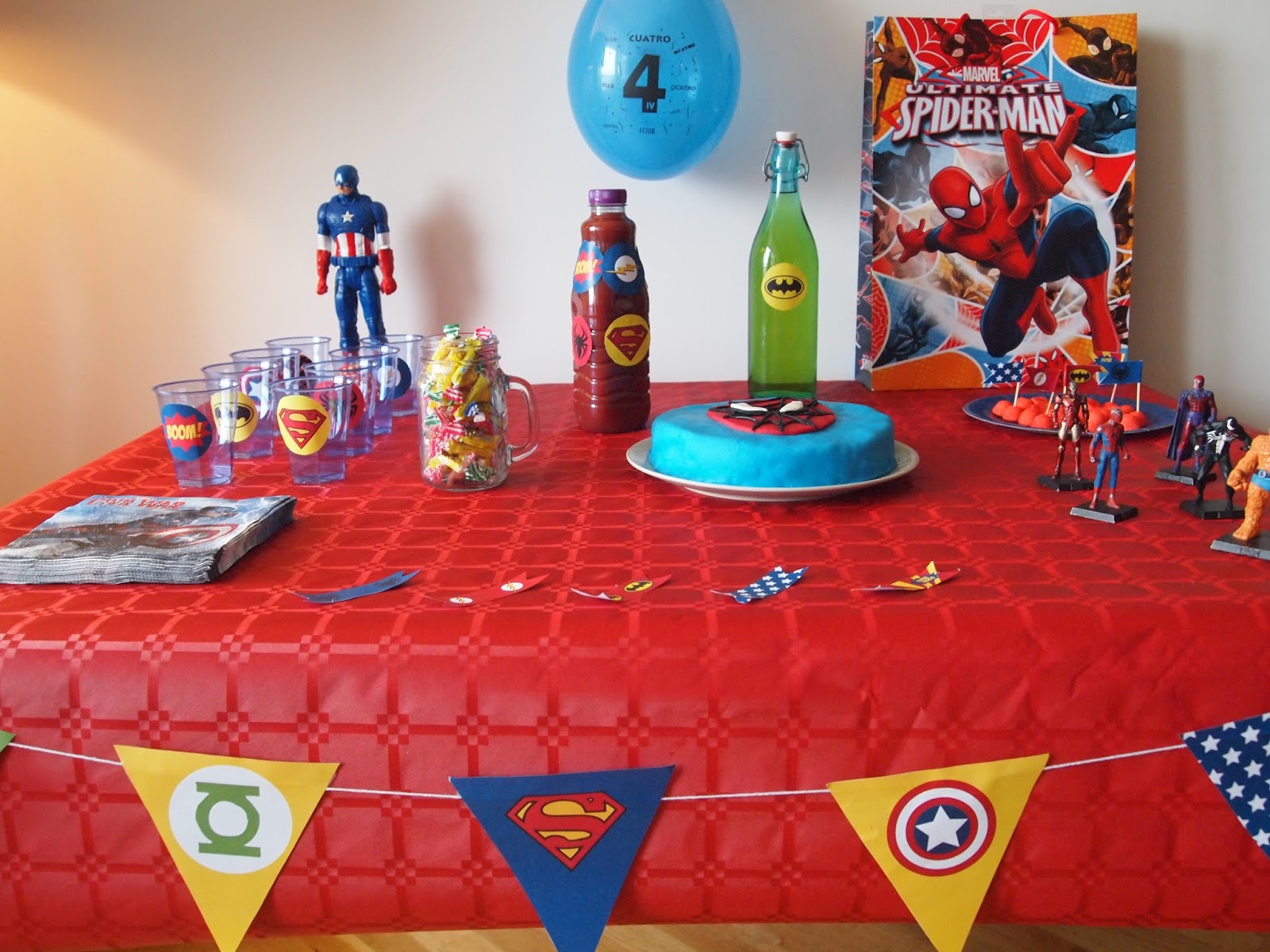 L Anniversaire Des 4 Ans Sur Le Theme Super Heros Dans La Peau D Une Fille