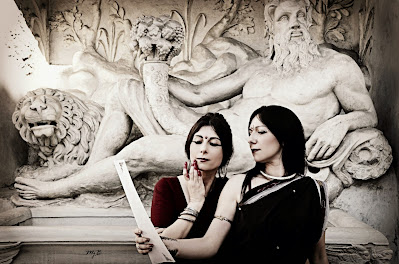 Danza Museo MUSEO NAZIONALE ETRUSCO DI VILLA GIULIA   Performance di Danza Classica dell'India e Poesia  Marialuisa Sales  Danza Classica Bharata Natyam Neriene  Poesia su temi classici  Nell'ambito di "Eros & Kairós"  Primo Festival Internazionale  di Poesia al Femminile sabato 7 giugno 2014 Sabato 7 giugno 2014, nell'esclusiva cornice del Museo Etrusco di Villa Giulia, Marialuisa Sales e Neriene hanno condotto una performance rituale di danza sacra dell'India e poesia su temi classici dedicata all'Apollo di Veio, tra le opere più importanti ospitate nel prestigioso Museo. L'inno tradizionale danzato dedicato al Dio Vishnu, l'Apollo Hindu, è stato accompagnato dalla poesia "Ventuno Foglie d'Alloro", dedicata sempre al dio solare. La performance  si è conclusa con la danza sacra dedicata alla Saraswathi-Minerva del tantrismo. Foto: Maria Giuseppina Barbieri [MjB]