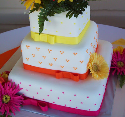 Daisy Wedding Decorations on Gerbera Wedding Cake   This One Was White With Raspberry Filling
