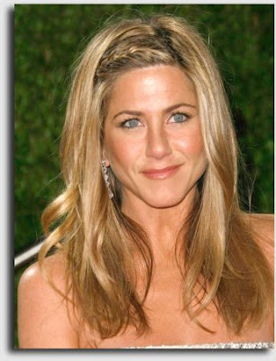 Jennifer Anniston Shows Us how to Grow Out Bangs - Hairstyles and Haircare