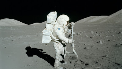 Los astronautas de las misiones Apollo que fueron a la luna tenían como una de sus principales tareas recolectar muestras de polvo y rocas lunares