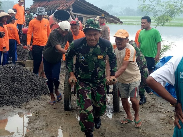 KORAMIL 05 WERU BANTU PENGECORAN JALAN DK SIDOREJO DS GROGOL