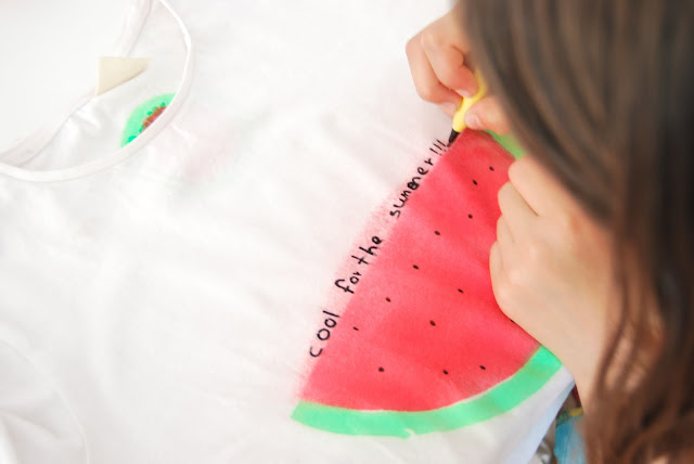 Camiseta básica personalizada con pintura en spray. DIY