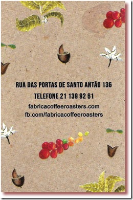 Imagem do verso do cartão de visitas da Fábrica - Coffee Roaster, Lisboa, com endereço e telefone, e fundo com imagens de flores, frutos, folhas e grãos de café