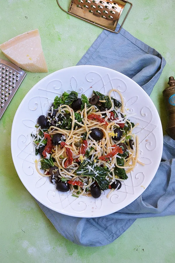 Spaghetti z jarmużem, suszonymi pomidorami i oliwkami