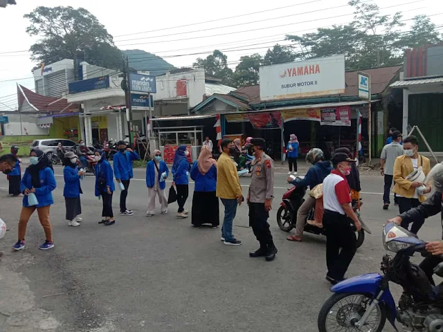 Mahasiswa KKN UMP Desa Belik Berbagi Masker