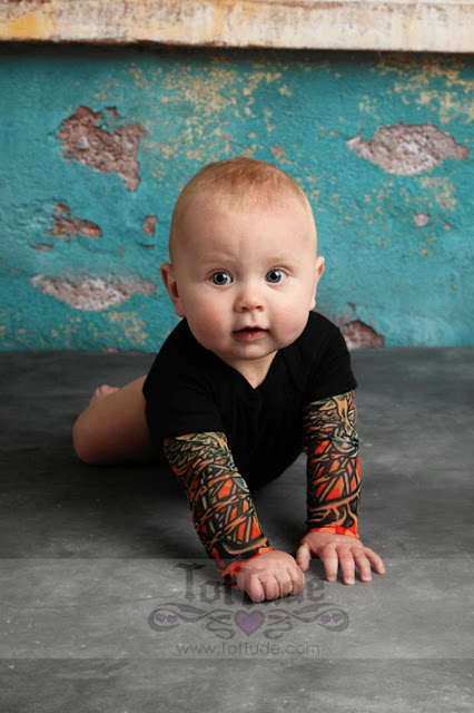 Belas camisetas dão um visual de tatuagens radicais para os bebês