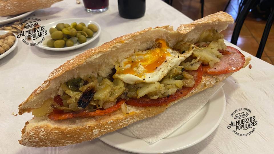 Bocadillo de lomo con patatas a lo pobre y huevo frito