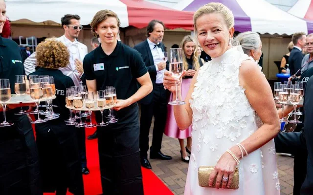 Princess Mabel of Orange-Nassau attended the 30th edition of the Amsterdam Dinner. White satin mini dress and pearl earring