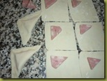 Triangolini di pastasfoglia con mortadella e semi di sesamo (3)