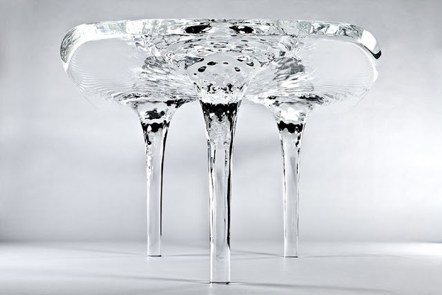 Meja kristal mirip dengan air