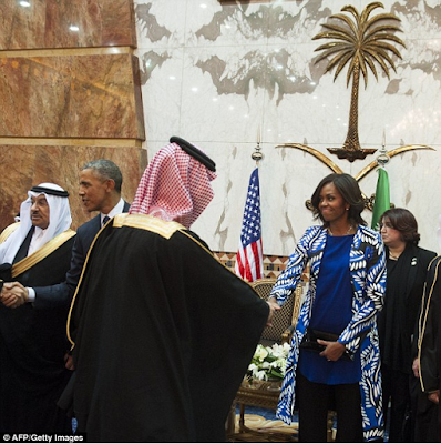 Flotus Obama shakes the King of Saudi's hand