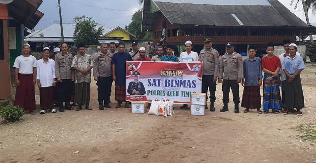 Kasat Binmas Serahkan Bantuan Kapolres Aceh Timur di Dayah Bayanulhuda