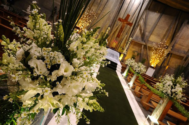 Decoração de casamento: flores brancas na igreja e folhagens verdes