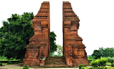 Candi Wringin Lawang peninggalan majapahit