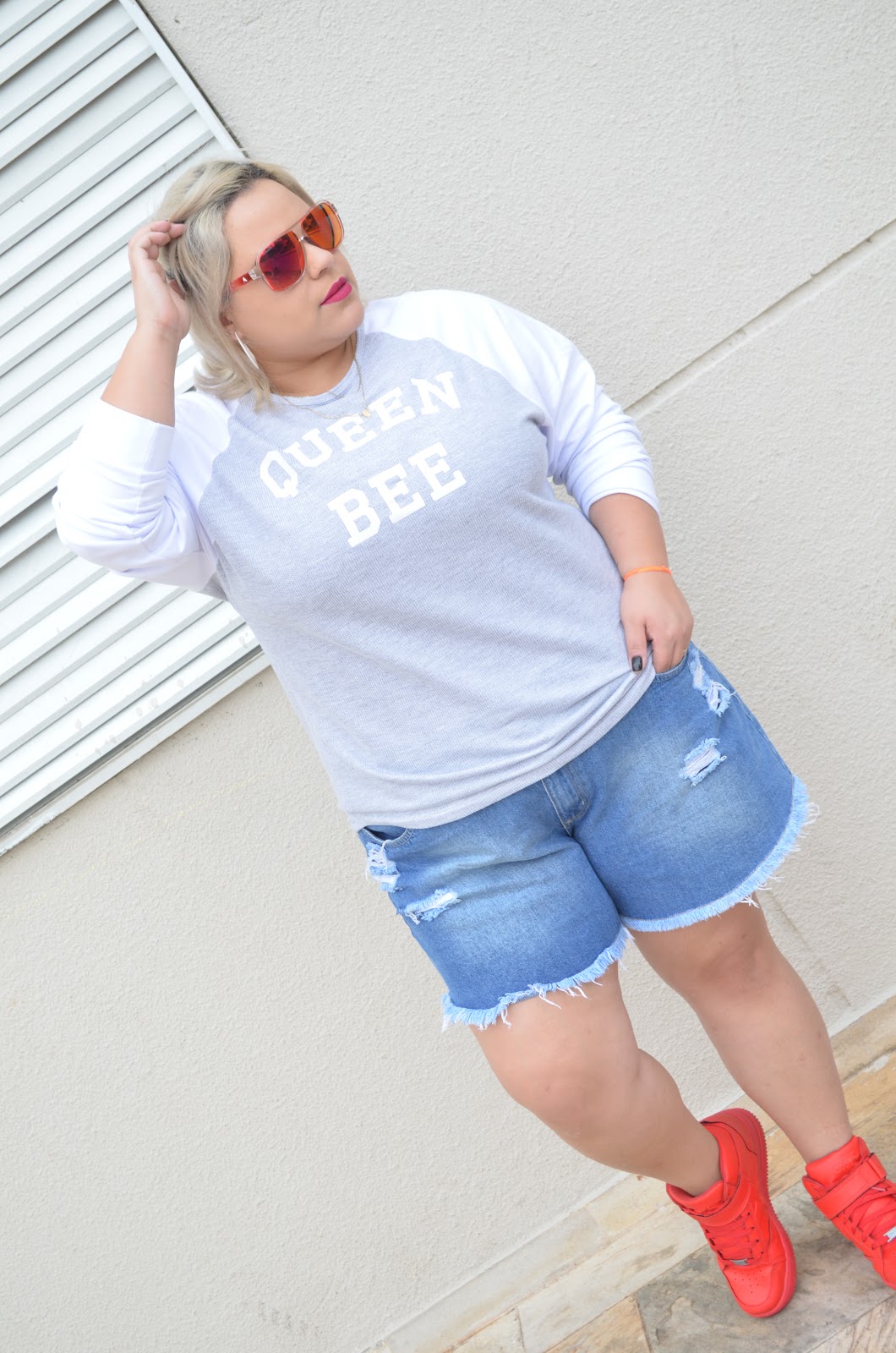 blusão, blusa com números plus size, shorts jeans, shorts desfiado, entretenimento, look, looks, Moda, moda plus, Mundo Plus, Plus Size, roupas plus size, tendências, tendências., world plus, 