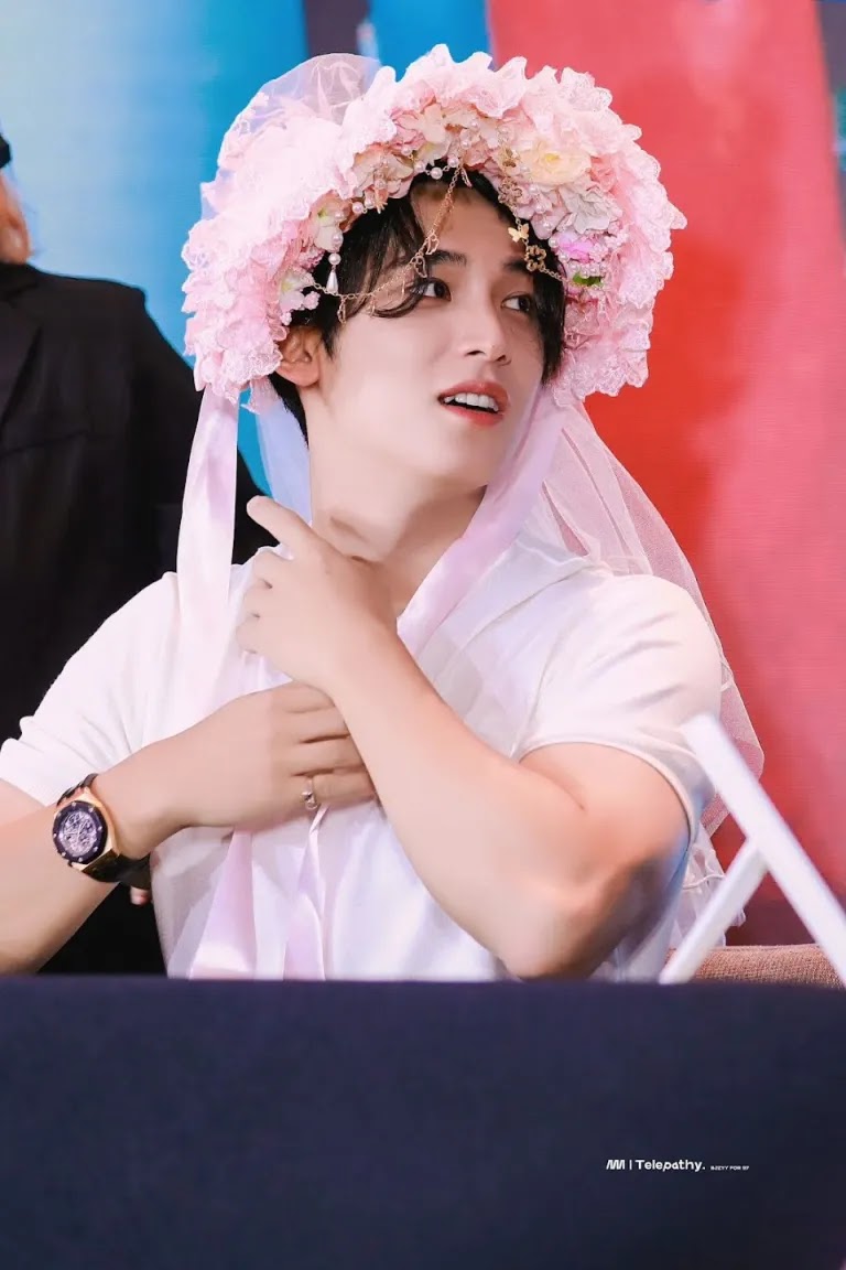 Mingyu rompe estereotipos: El ídolo de SEVENTEEN deslumbra en fansign desafiando convenciones de género usando un velo de novia de matrimonio