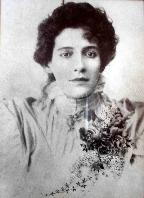 Francisca Júlia, por volta de 1895.