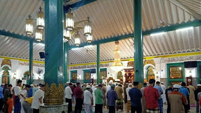  Jamaah Shalat Idul Adha di Masjid Agung Terbatas