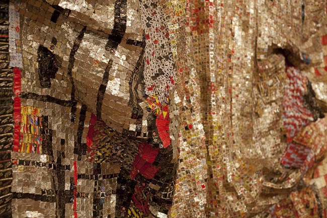 El Anatsui, In the World But Don't Know the World? (detail), 2009 (Aluminium and copper wire, 1000 x 560 cm) © El Anatsui, Collection Stedelijk Museum Amsterdam and Kunstmuseum Bern, Courtesy the Artist and October Gallery, London;Photo © Jonathan Greet