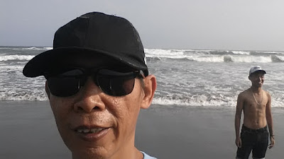 Mencoba selfie di Pantai
