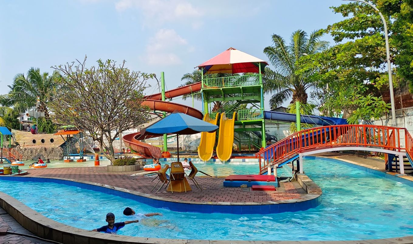 Foto Kolam Arus di CX Water Park Ciracas