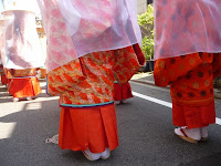 鮮やかな朱色の衣装