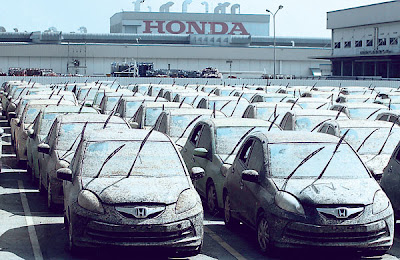 SEJUMLAH kereta Honda yang rosak akibat banjir menunggu untuk dimusnahkan di sebuah loji kereta syarikat tersebut di wilayah Ayutthaya, tengah Thailand semalam.