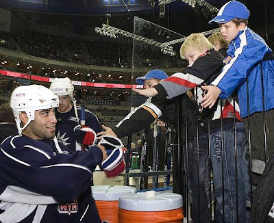 Scotty Gomez, an alternate captain, meets fans at Prague practice