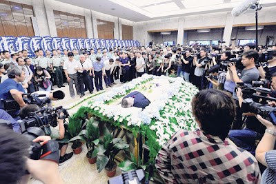 SEJUMLAH orang memberi penghormatan terakhir terhadap Wu Bin di Rumah Pengebumian Hangzhou di Hangzhou semalam.