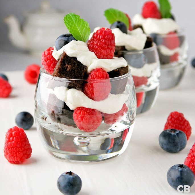 Mini-trifles van chocoladecake, zomerfruit en slagroom