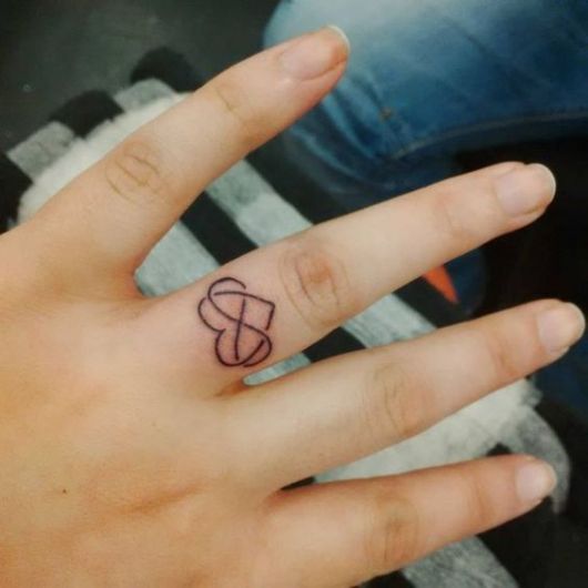 tatuagens femininas de coração para os dedos