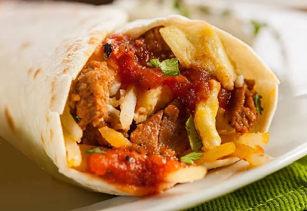 Burrito con el relleno de huevos revueltos y más