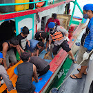 Sat Polairud Polres Indramayu Evakuasi Jenazah ABK di Perairan Karang Song Indramayu
