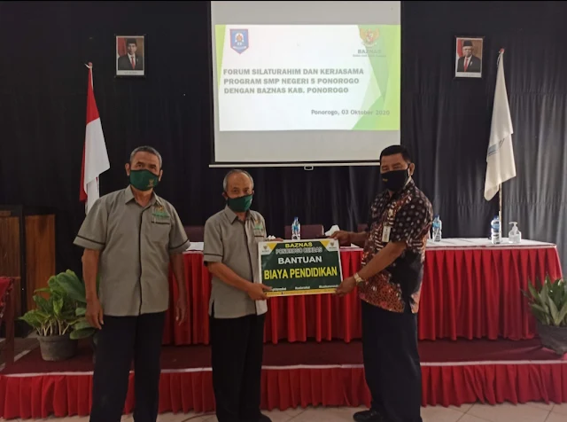 Ketua BAZNAS Ponorogo secara simbolis menyerahkan bantuan Biaya Pendidikan Untuk Siswa SMPN 5 Ponorogo