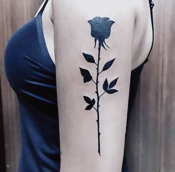 40 tatuagens de rosas pretas para mulheres que desejam um visual ousado!