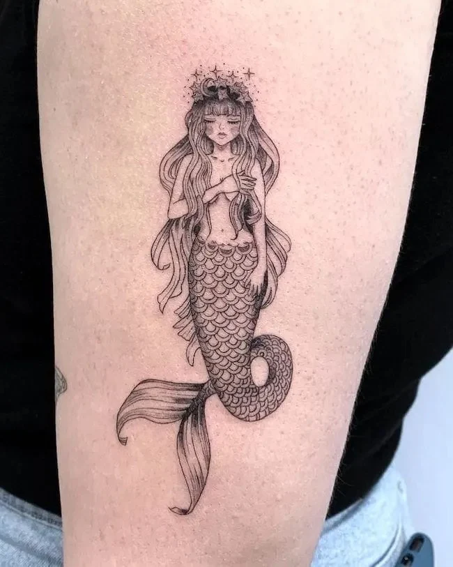 Fotografía del tatuajes de una sirena en la piel de una mujer