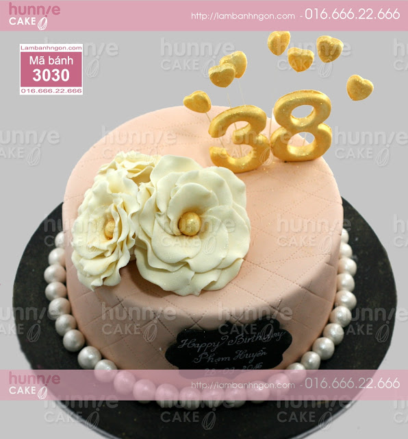 Bánh gato sinh nhật đẹp ấn tượng phủ fondant làm hình bông hoa và số mạ vàng tặng vợ trung niên