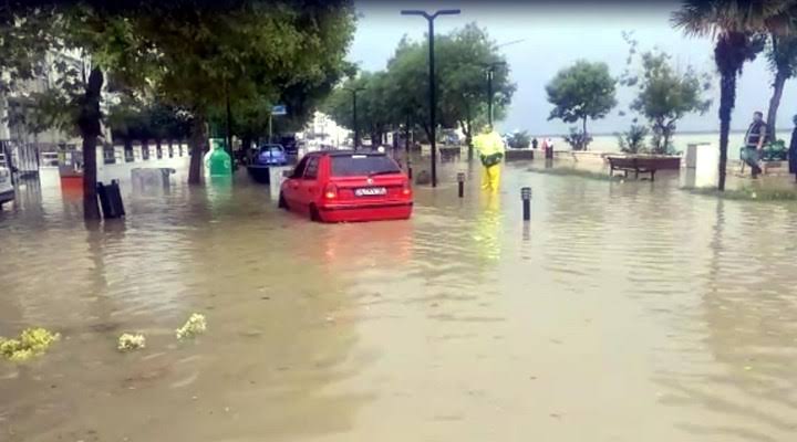 Tekirdağ'da sağanak etkili oldu. 