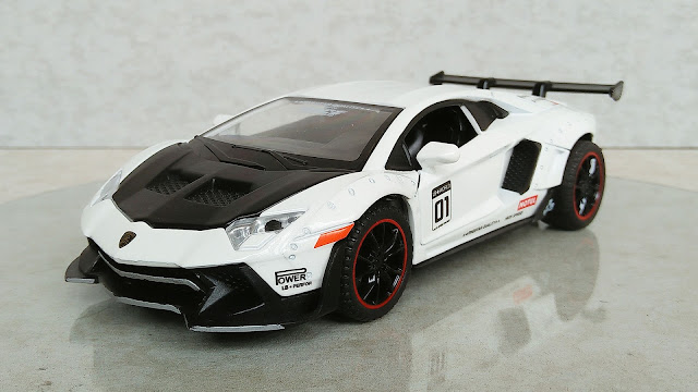 Lamborghini Aventador LP 700-4 Wide Body 1:32 Scale Diecast Car (with Decals)