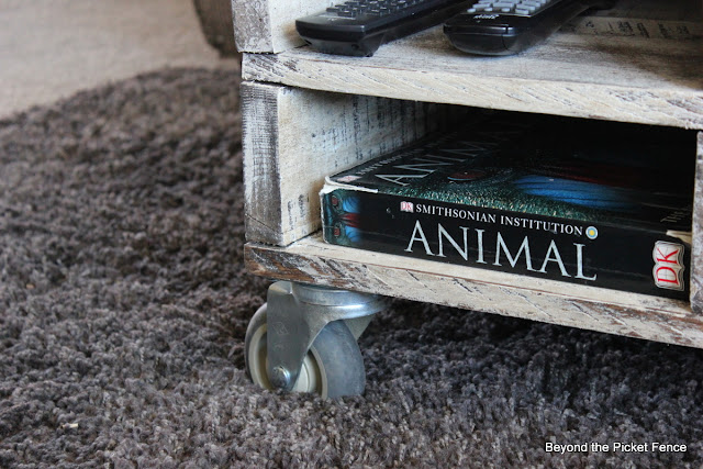 pallet, coffee table, reclaimed wood, salvaged, beyond the picket fence, http://bec4-beyondthepicketfence.blogspot.com/2013/04/magazine-pallet-table.html