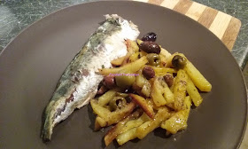 Sgombri al forno con patate e olive - Baked mackerel with potatoes and olives