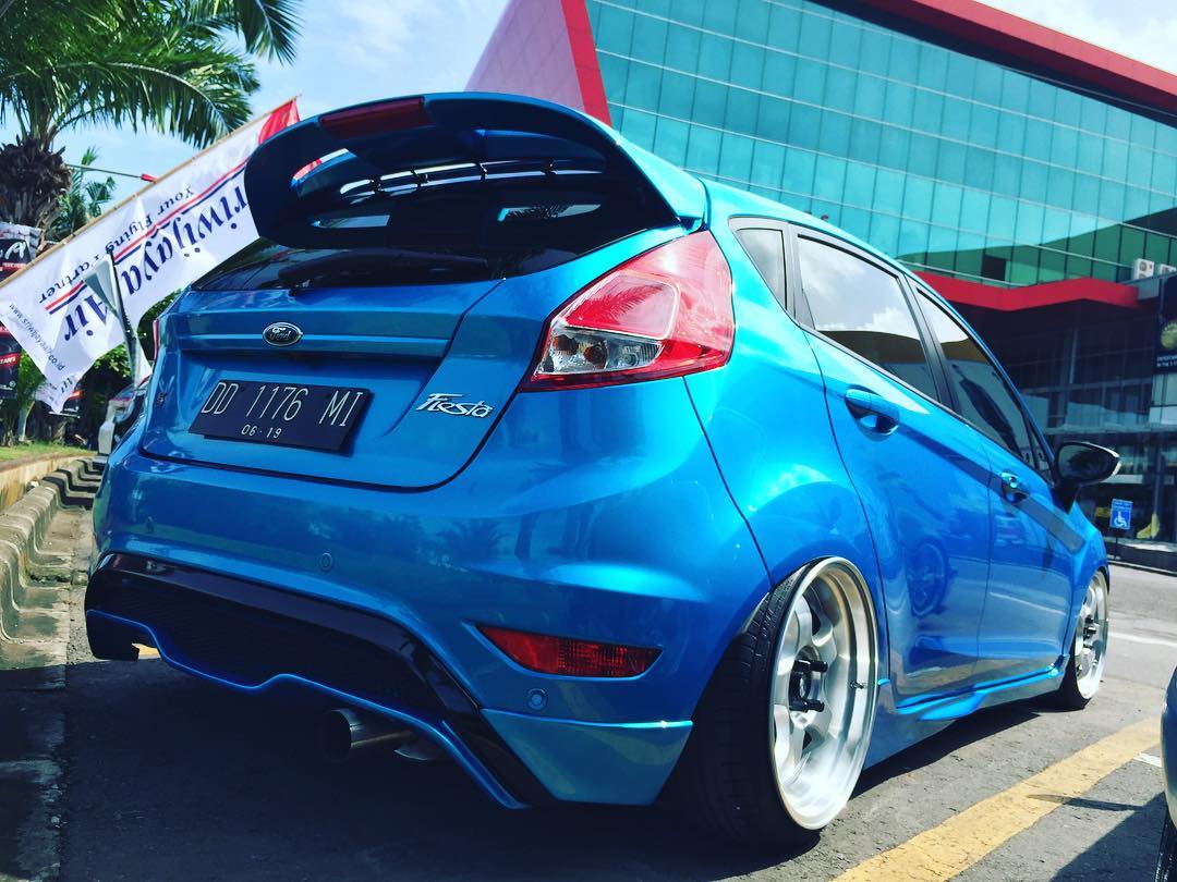  Modifikasi  Mobil  Ford Fiesta  Celestial Blue Menggunakan 