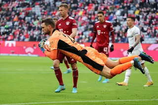Bayern Munich vs Mainz 05: Oh come on, Mainz miss a penalty but score right at HT