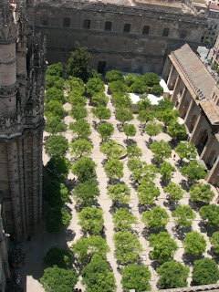 Una vista del Patio de los Naranjos desde lo alto de La Giralda