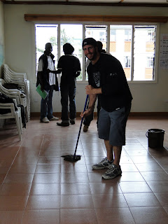 Les mopping floor